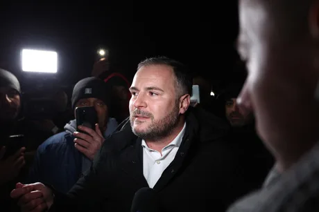 Rareș Hopincă discută despre susținerea viitorului guvern în fața susținătorilor.