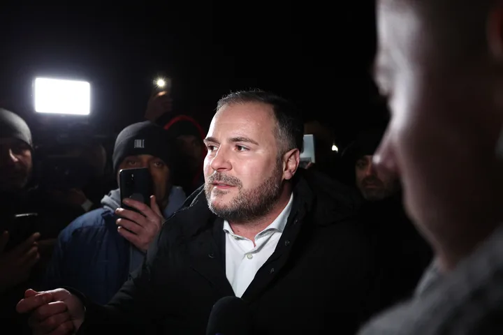 Rareș Hopincă discută despre susținerea viitorului guvern în fața susținătorilor.