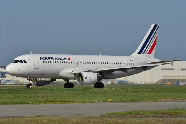 Avion Air France pe pista de decolare într-un aeroport.