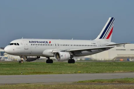 Avion Air France pe pista de decolare într-un aeroport.