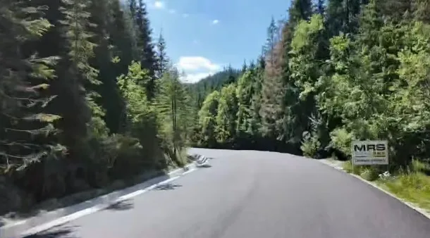 Drumul DN 7A, înconjurat de natură, în timpul lucrărilor de modernizare.
