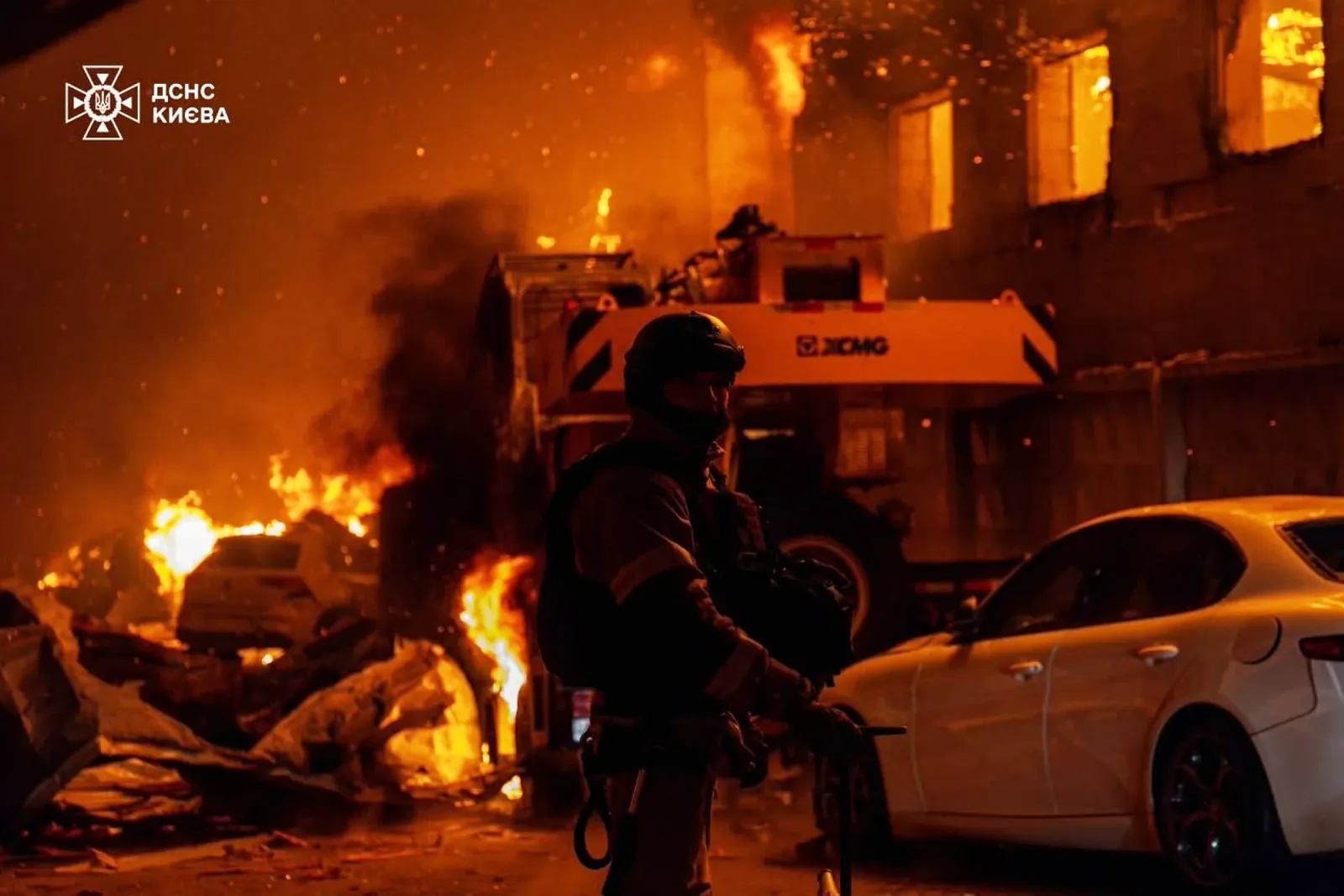 Pompier intervenind într-o zonă afectată de incendiu în Ucraina.