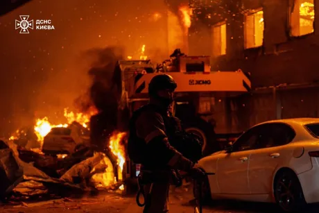 Pompier intervenind într-o zonă afectată de incendiu în Ucraina.