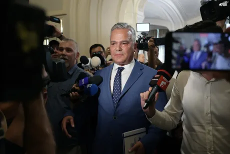 Adrian Veștea discută cu reprezentanții AUR despre sprijinul pentru Guvern.