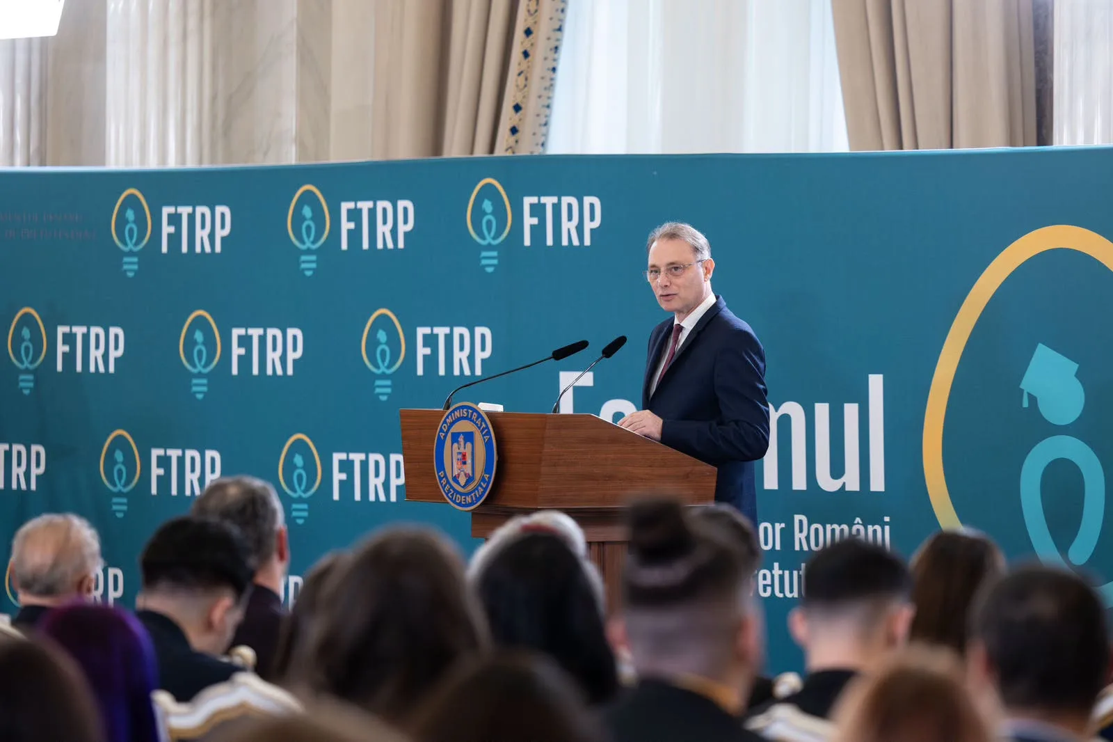 Premierul discută despre oportunitățile tinerilor români din diaspora.