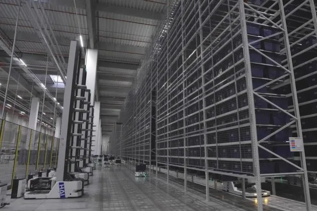 Spațiu modern de depozitare cu roboți industriali în acțiune.