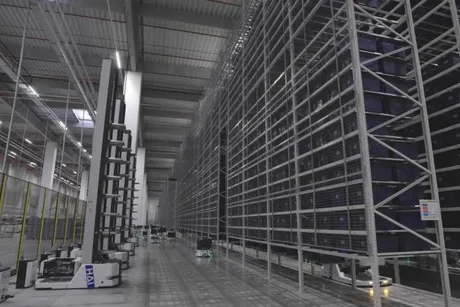 Spațiu modern de depozitare cu roboți industriali în acțiune.