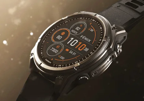 Ceas Garmin Fenix 8 cu afișaj MiP, evidențiind designul și funcționalitatea sa.