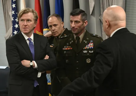 Reuniune la Pentagon cu oficiali militari, discutând despre strategii NATO.