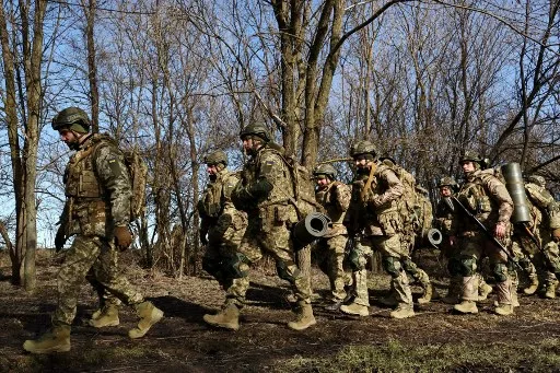 Soldați ucraineni în timpul antrenamentului în pădure.