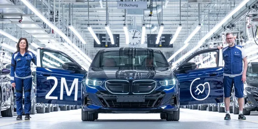 Sedan BMW G50 în uzina din Dingolfing, cu ușile deschise.