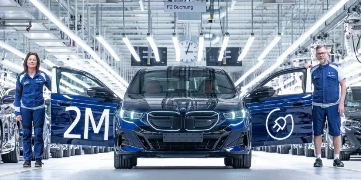 Sedan BMW G50 în uzina din Dingolfing, cu ușile deschise.