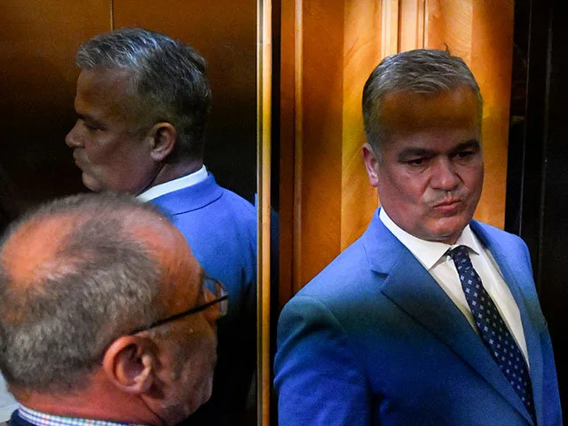Adrian Veștea în lift, reflectând asupra situației politice actuale.