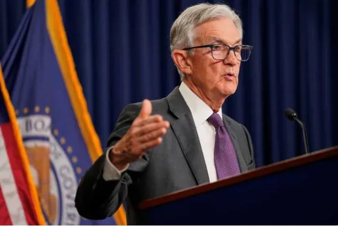 Jerome Powell discutând despre politica monetară a Fed.