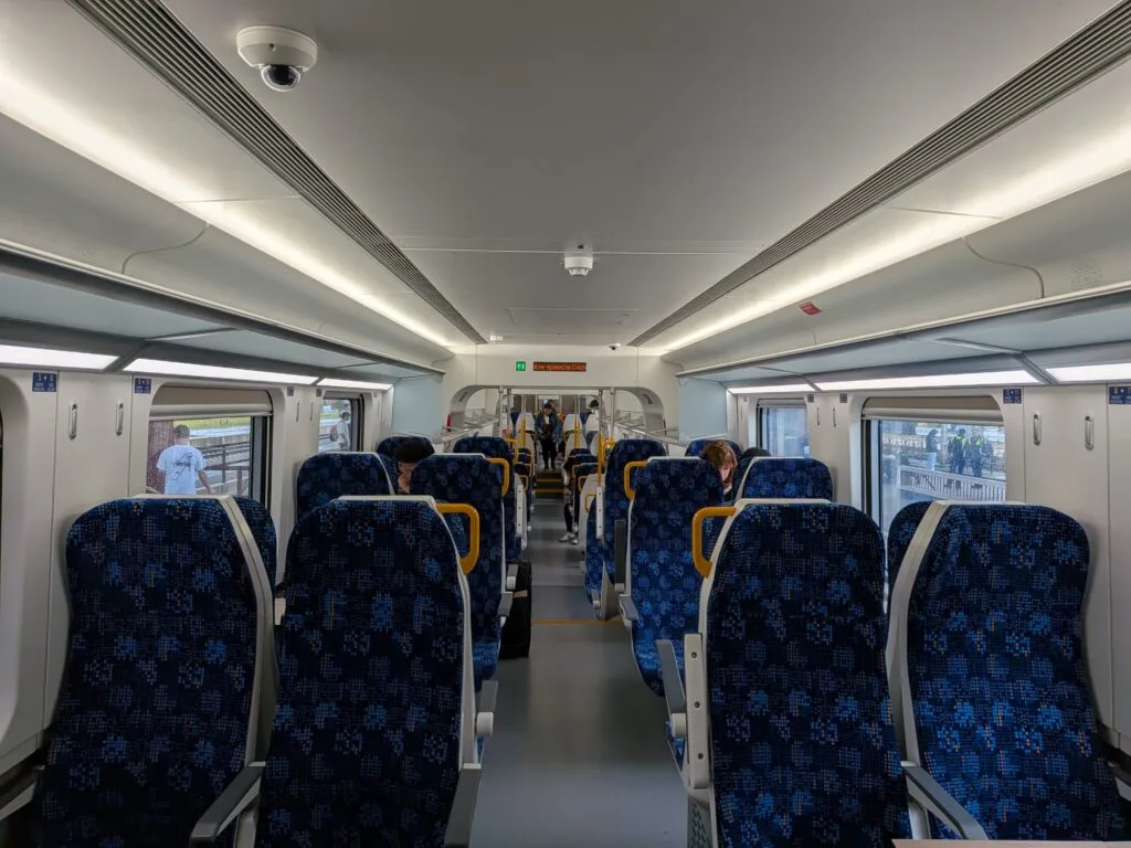 Interiorul trenului electric pe ruta București–Brașov, confortabil și modern.