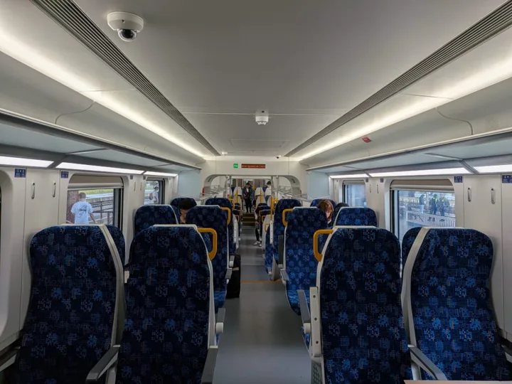 Interiorul trenului electric pe ruta București–Brașov, confortabil și modern.
