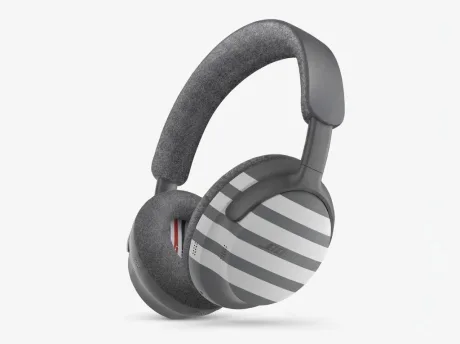 Căști Bose QuietComfort Ultra II cu design Thom Browne, din material premium.