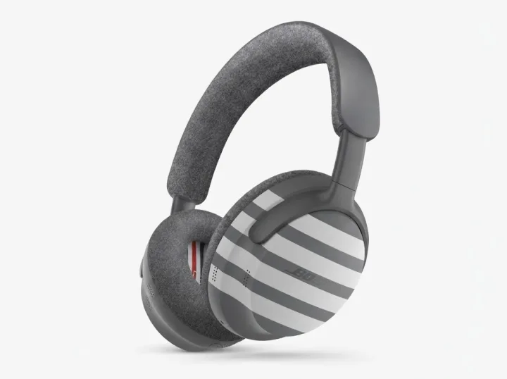 Căști Bose QuietComfort Ultra II cu design Thom Browne, din material premium.