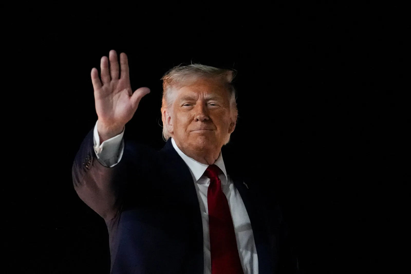 Donald Trump salută mulțimea într-un moment de intensitate politică.
