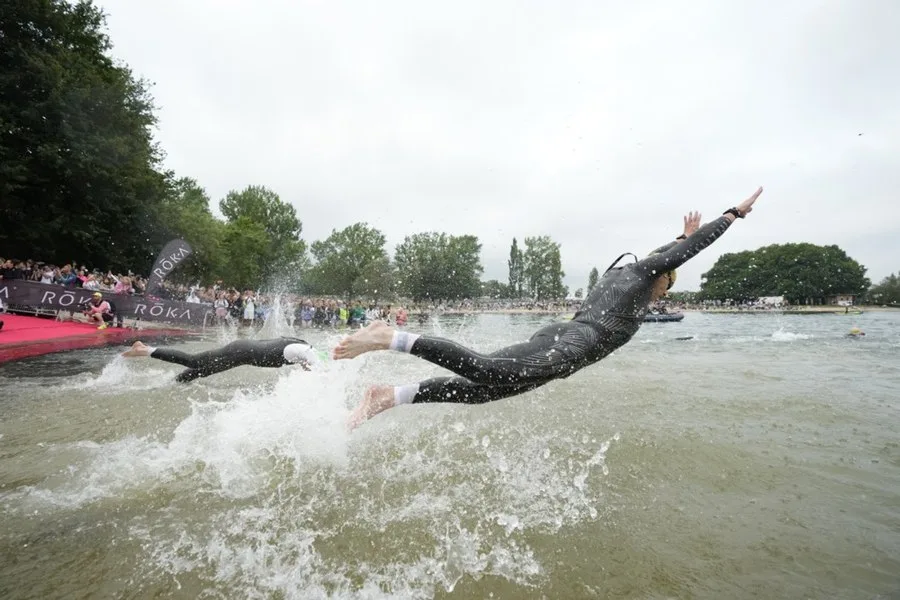 Sportivi pregătiți pentru proba de înot în competiția IronMan 70.3.