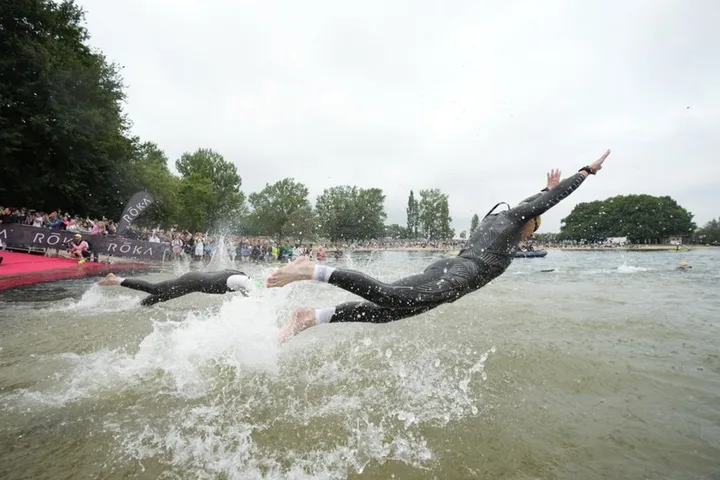 Sportivi pregătiți pentru proba de înot în competiția IronMan 70.3.