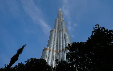 Burj Khalifa se înalță majestuos pe cerul din Dubai.