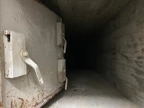 Buncăr de protecție civilă, interior întunecat și neîngrijit.