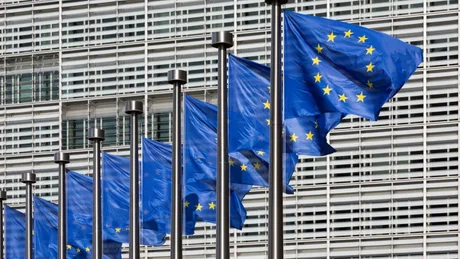 Steaguri ale Uniunii Europene fluturând în fața clădirii Comisiei Europene.
