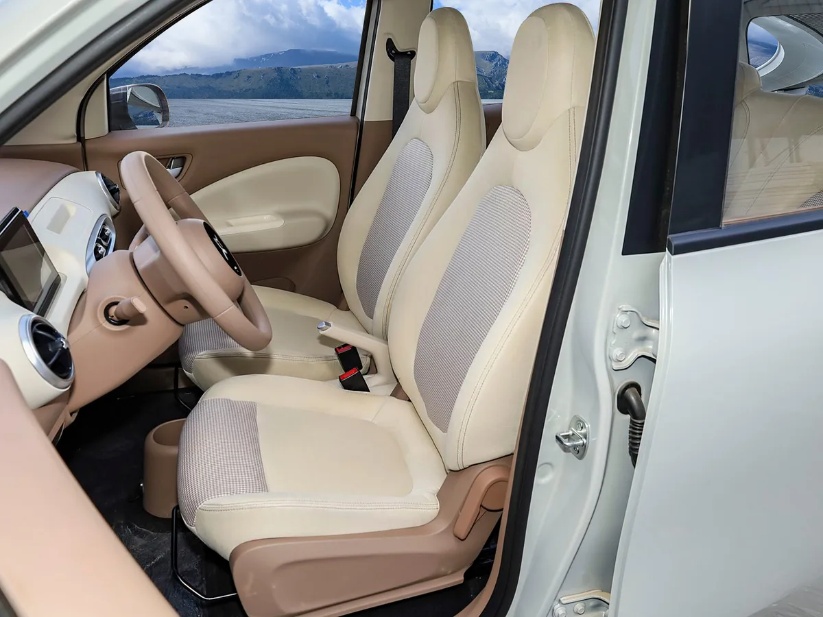 Scaunele confortabile din interiorul modelului 4City, gândite pentru utilizare zilnică.