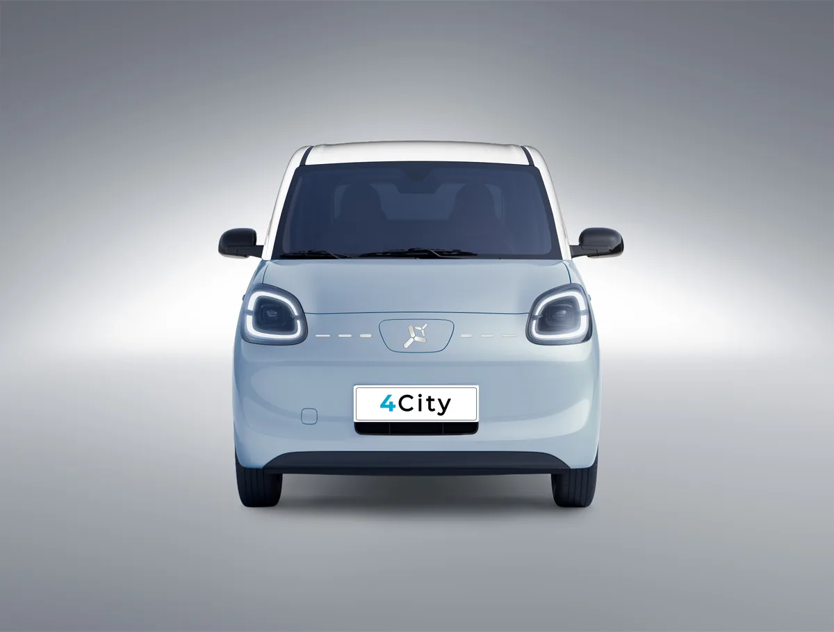 Vedere frontală a mașinii electrice 4City, design modern.