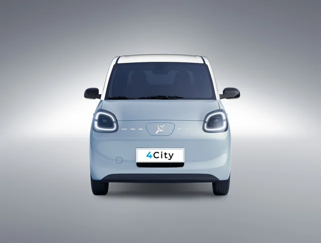 Vedere frontală a mașinii electrice 4City, design modern.