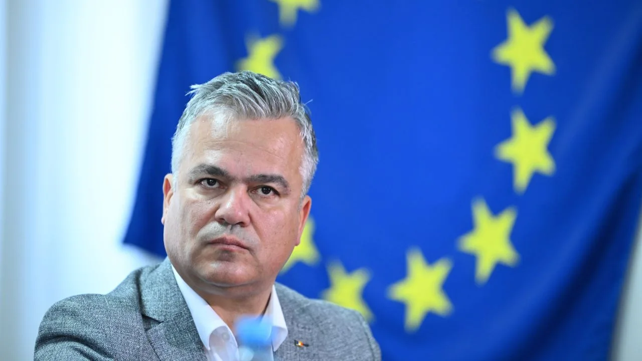 Adrian Veștea în fața steagului Uniunii Europene, discutând despre criza politică.