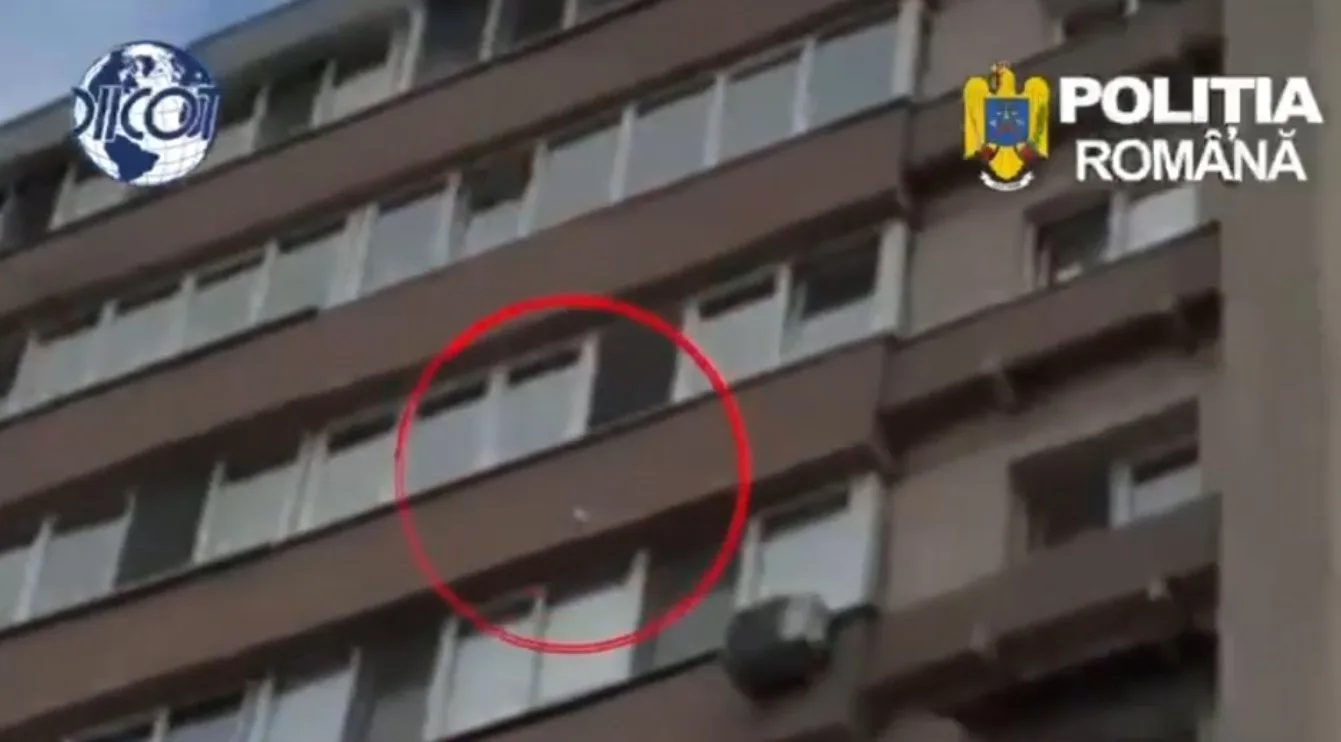 Suspecții aruncă plicuri cu droguri pe geam în timpul perchezițiilor.