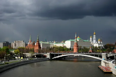 Peisaj urban din Moscova cu cer întunecat și clădiri istorice.