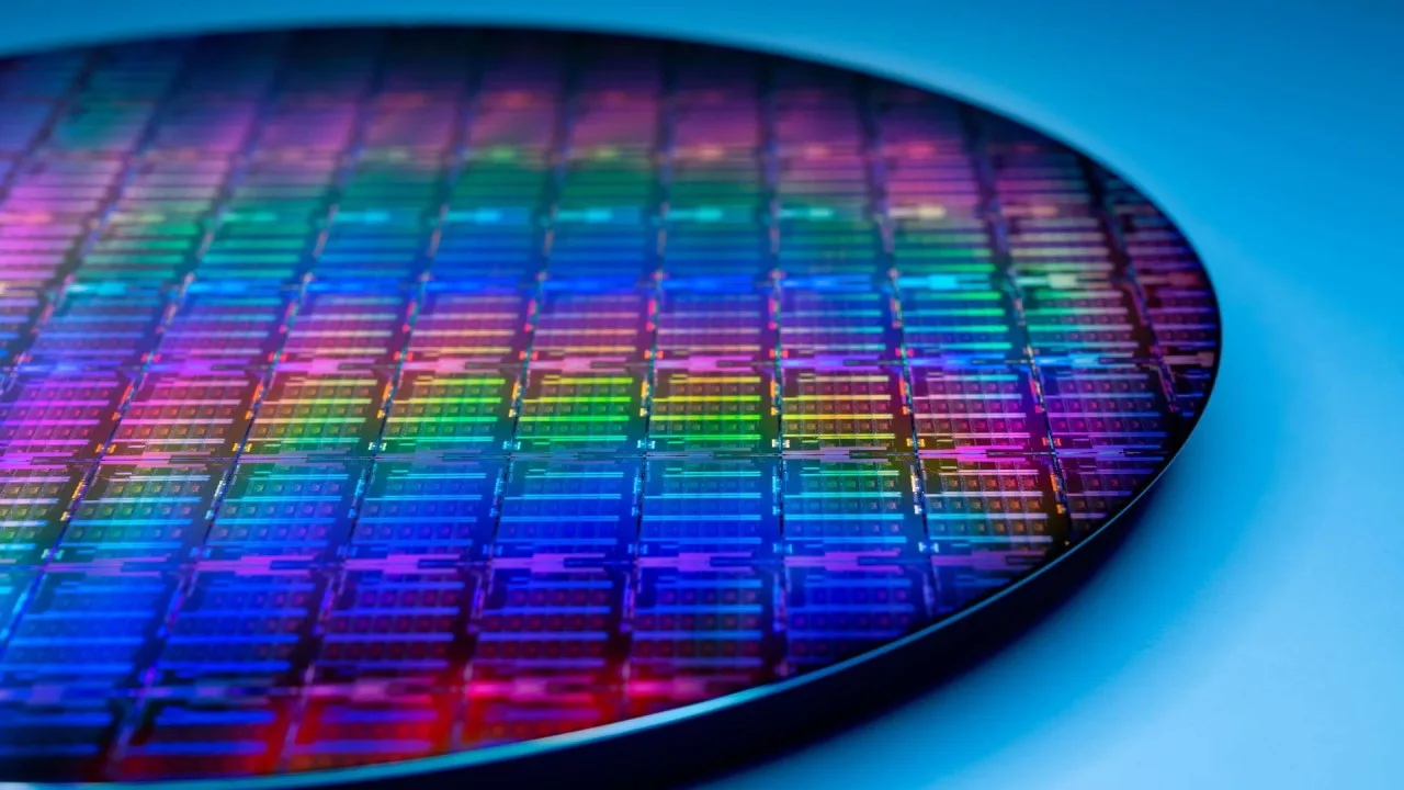 Placă de siliciu cu circuite colorate, simbolizând tehnologia semiconductorilor.