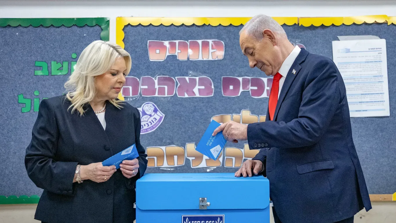Benjamin Netanyahu și o colaboratoare la vot, în contextul alegerilor din Israel.