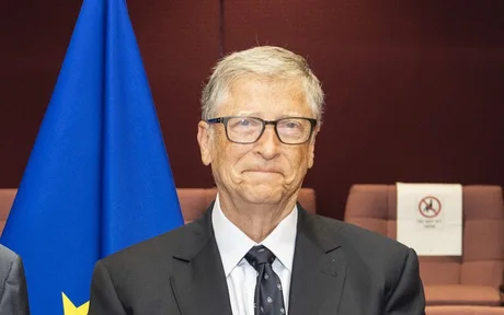 Bill Gates discutând despre impactul roboților asupra locurilor de muncă și taxe.