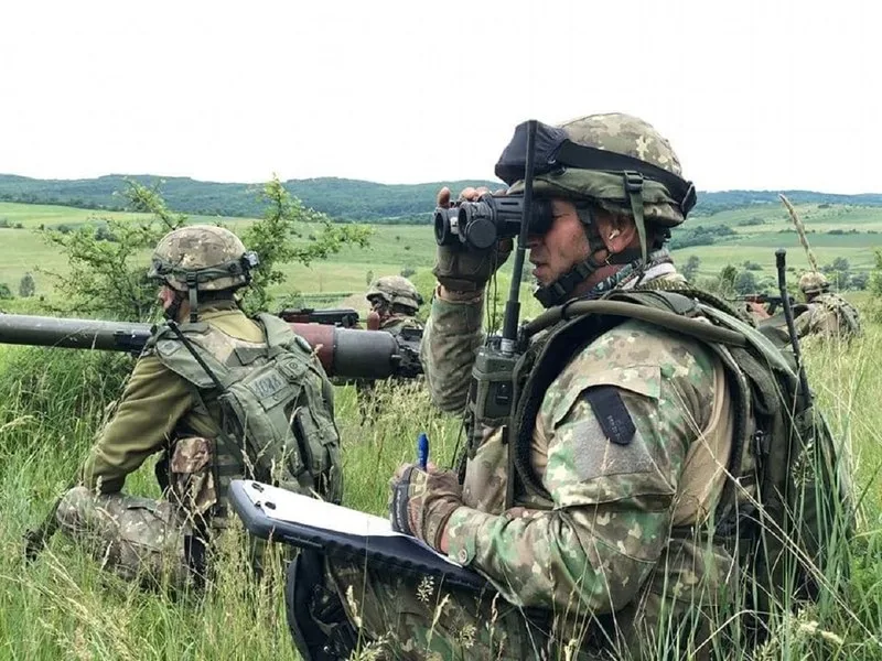 Soldați în teren, pregătiți pentru exerciții militare.