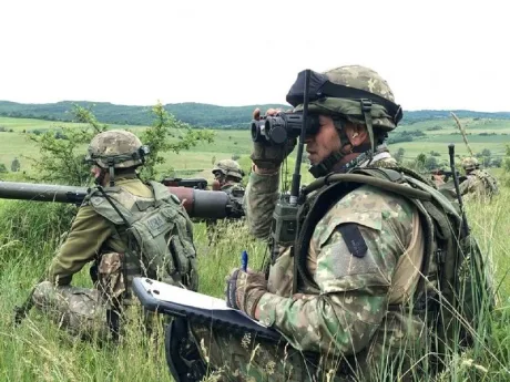 Soldați în teren, pregătiți pentru exerciții militare.
