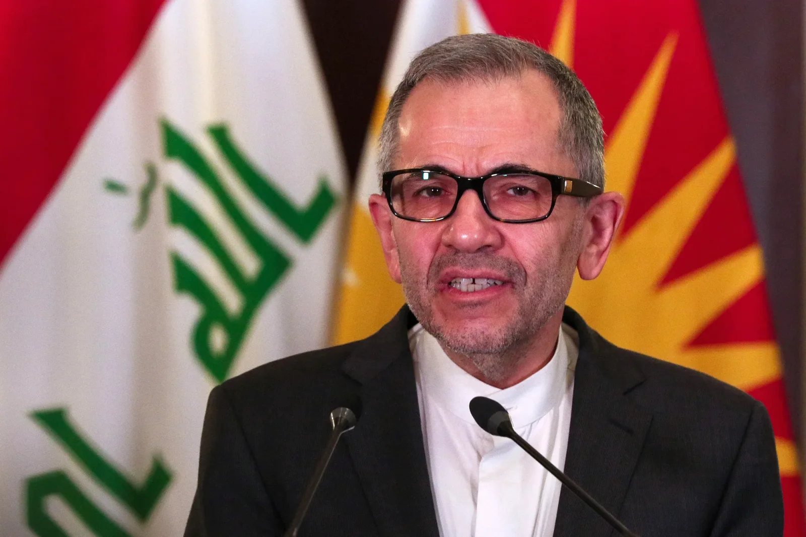 Reprezentant iranian discutând despre acorduri internaționale.