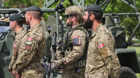 Soldați canadieni în pregătire pentru scenarii de apărare neconvențională.