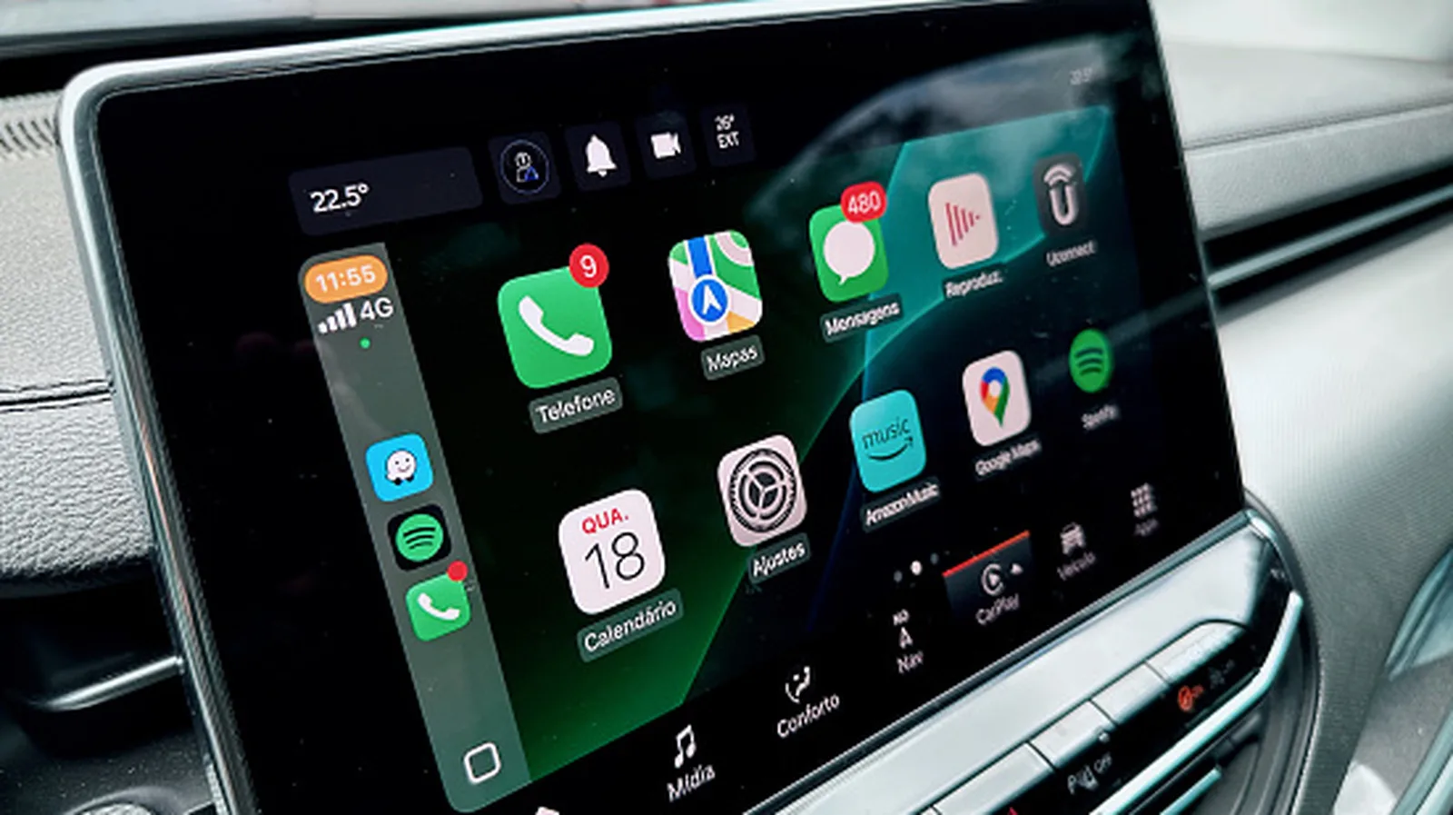 Ecran CarPlay cu aplicații și widgeturi diverse pentru utilizatori.