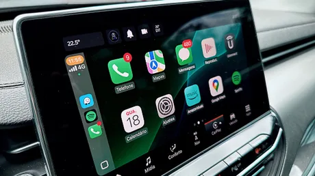 Ecran CarPlay cu aplicații și widgeturi diverse pentru utilizatori.