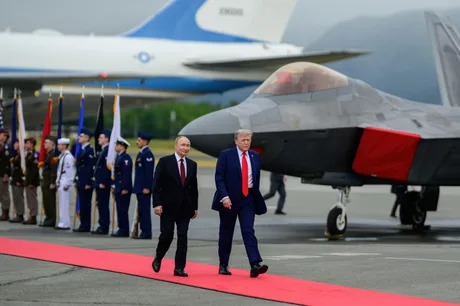 Donald Trump și Vladimir Putin la o ceremonie oficială, discutând despre relațiile bilaterale.