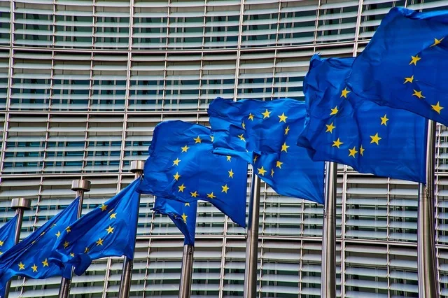 Steaguri ale Uniunii Europene fluturând în fața clădirii Comisiei Europene.
