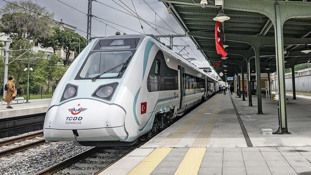 Tren electric de mare viteză la o stație din Turcia.
