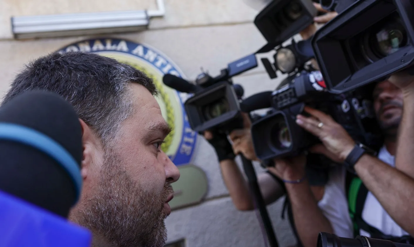 Ciprian Ciucu înconjurat de jurnaliști în fața DNA, discutând despre acuzații.