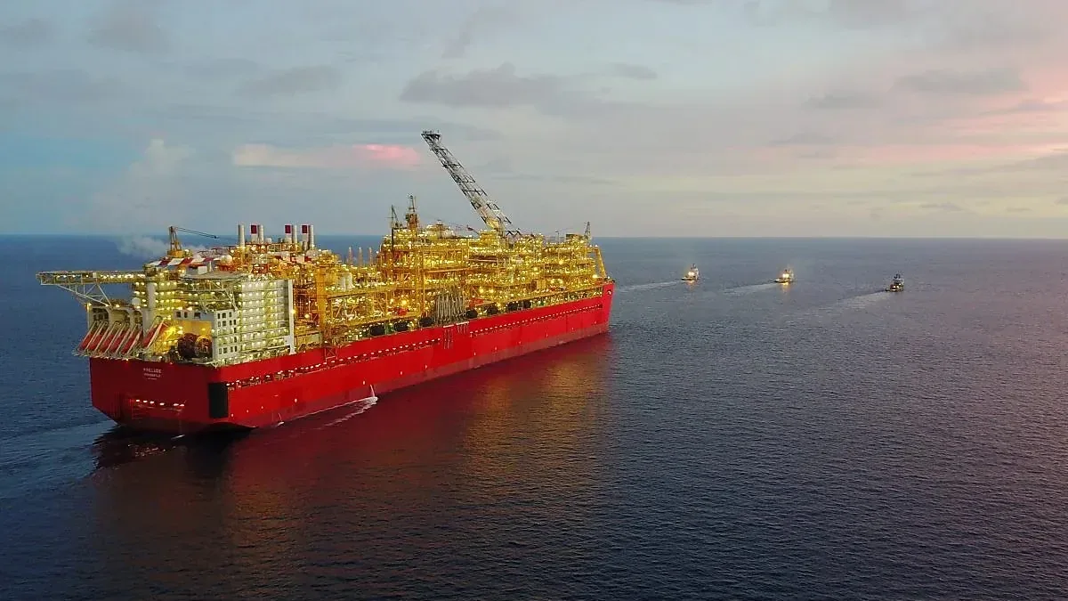 Vedere panoramică a unei platforme de extracție offshore în largul mării.