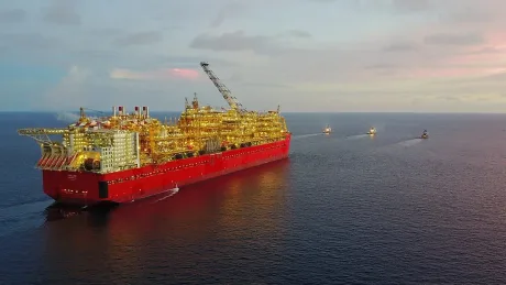 Vedere panoramică a unei platforme de extracție offshore în largul mării.