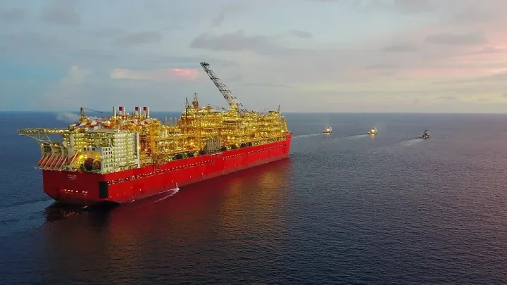 Vedere panoramică a unei platforme de extracție offshore în largul mării.